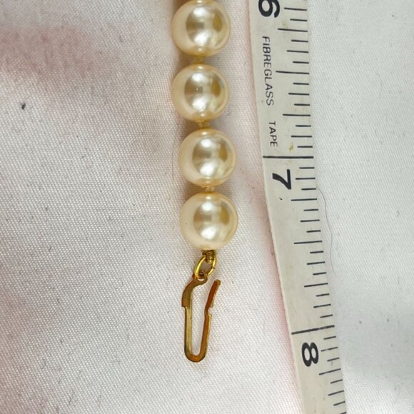 Vintage Faux Pearl Bracelet Gold-Tone Clasp Timeless Formal Special Occasions - Picture 7 of 7